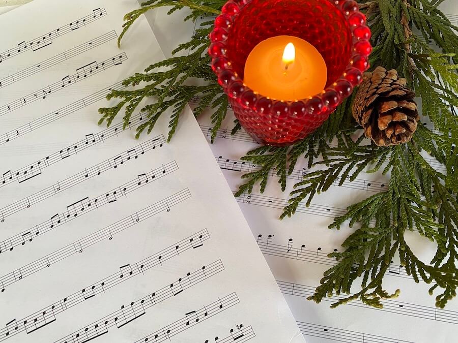 Kartka z nutami kolędy oraz świeczka Kartka z nutami kolędy oraz świeczka