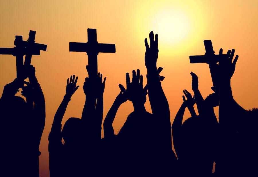 Postury ludzi trzymających ręce i krzyże w górze Postury ludzi trzymających ręce i krzyże w górze