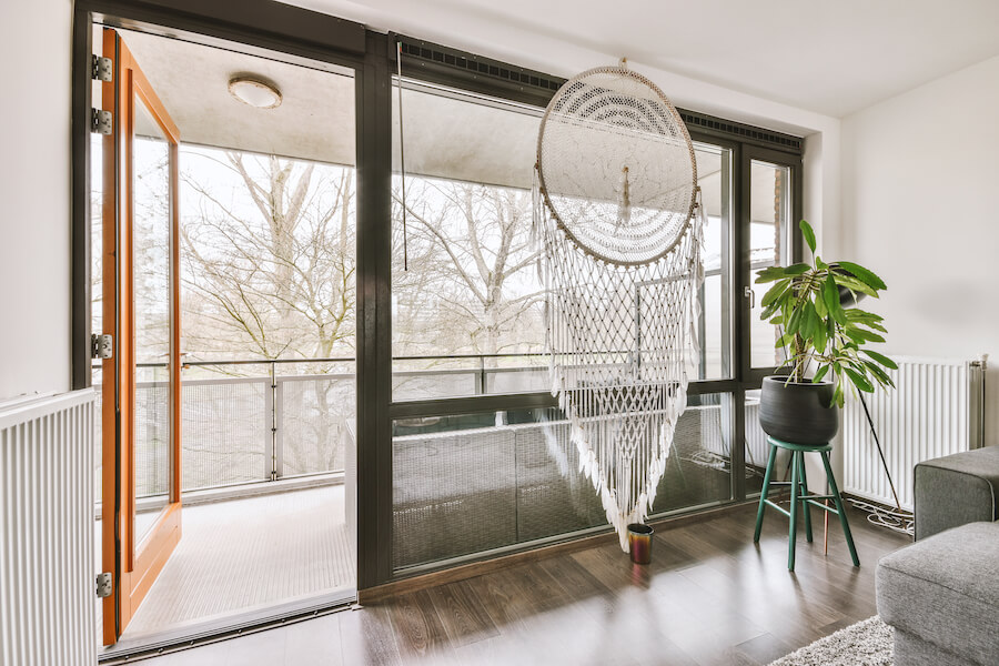 Okno z makramą w jasnym, nowoczesnym pomieszczeniu