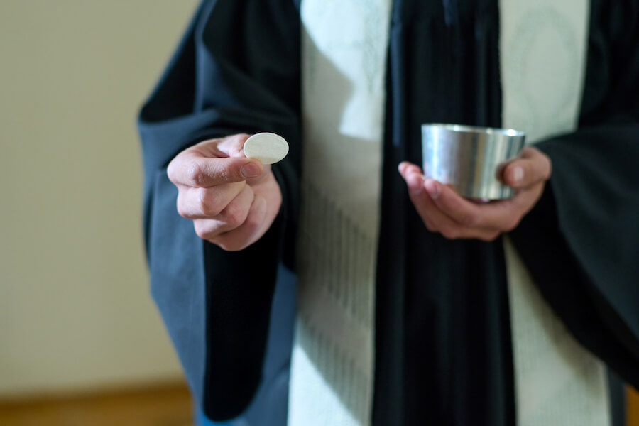 Ksiądz trzymający komunię świętą Ksiądz trzymający komunię świętą