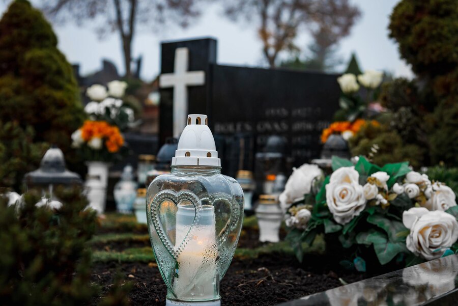 Widok znicza na pomniku Widok znicza na pomniku