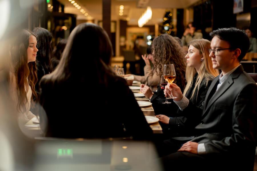 Goście przy stole Goście przy stole