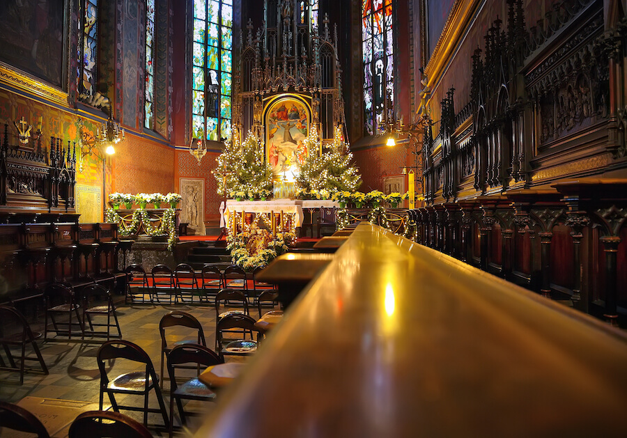 Oświetlony ołtarz kościelny Oświetlony ołtarz kościelny