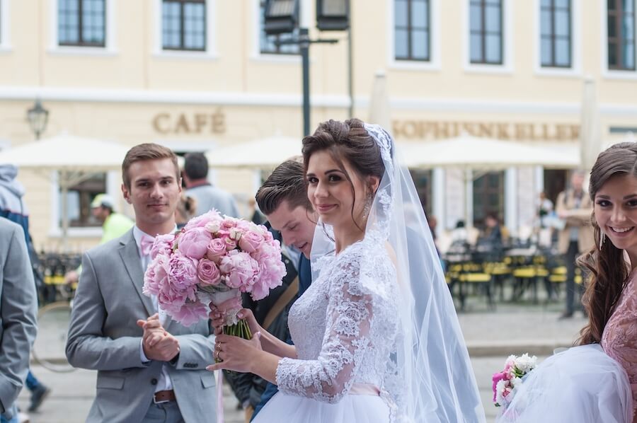 Ślub cywilny w mieście para młoda Ślub cywilny w mieście para młoda