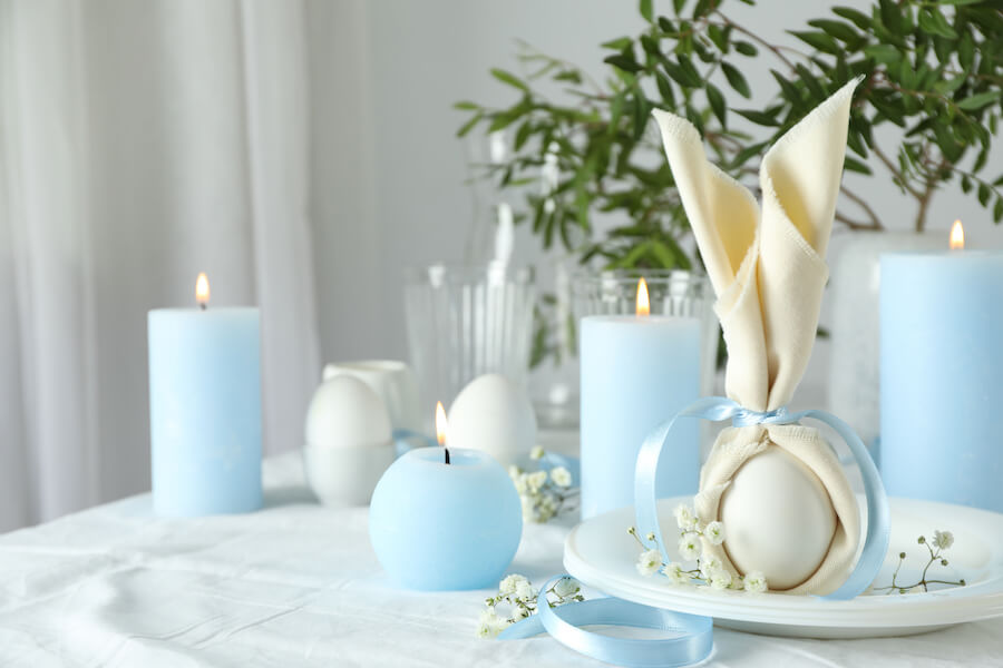 Świece na wielkanocnym stole