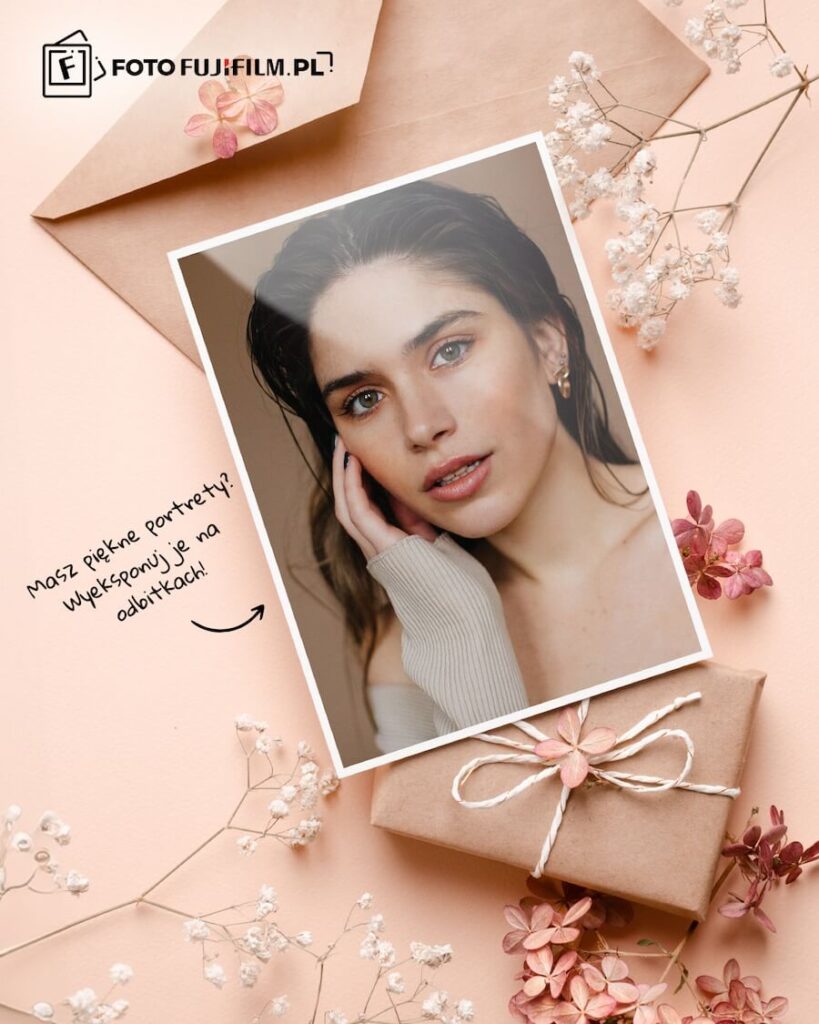 Portret kobiety na zdjęciu, koperta i prezent w tle