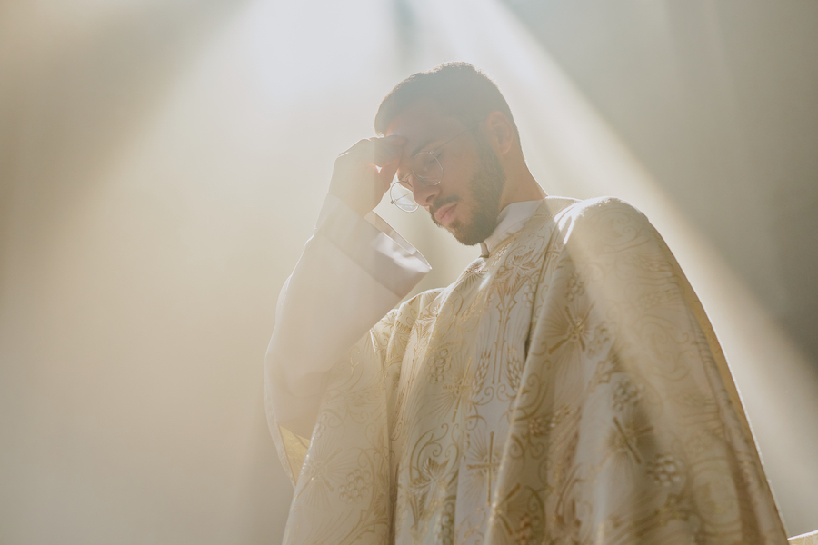 Blask padający na księdza w kościele Blask padający na księdza w kościele