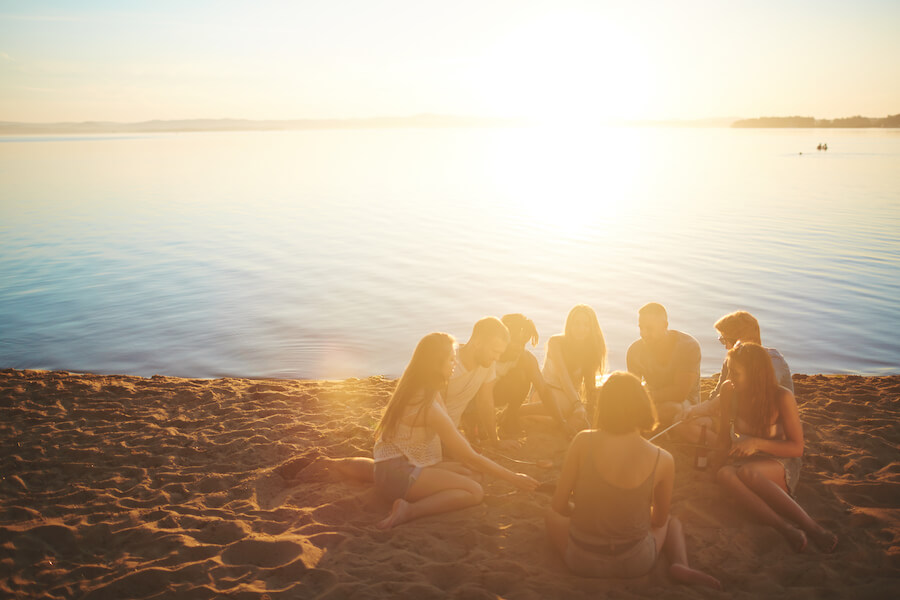 Młodzi nad jeziorem w blasku słońca Młodzi nad jeziorem w blasku słońca