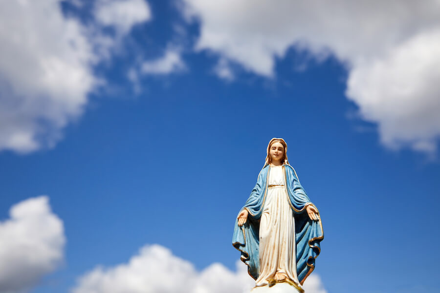 Figura Matki Boskiej na tle nieba Figura Matki Boskiej na tle nieba