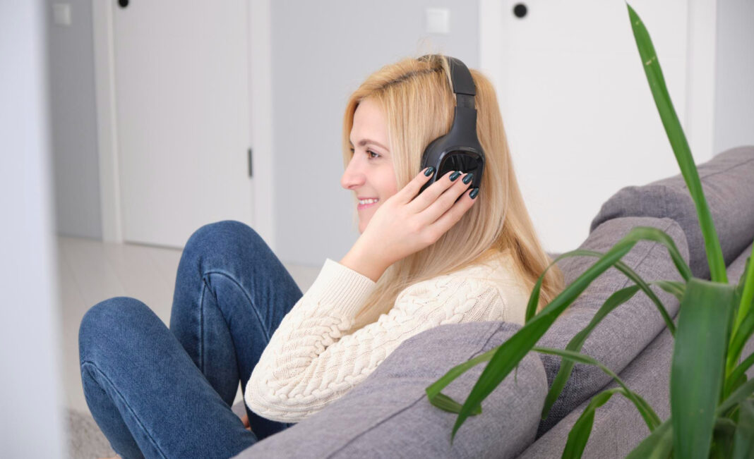 kobieta słuchająca audiobooka kobieta słuchająca audiobooka