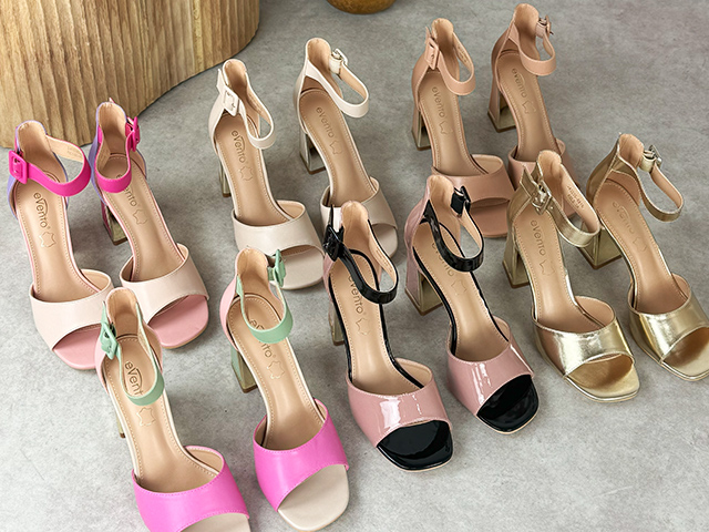 Różne modele sandałów na słupku na ślub i wesele