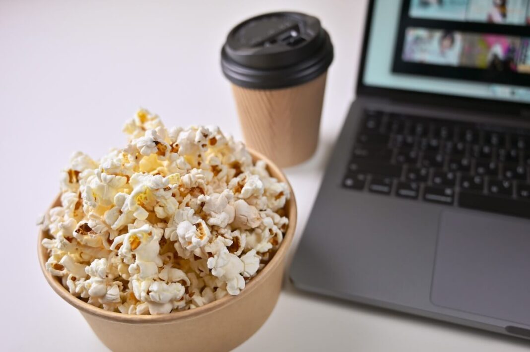 Popcorn i kawa obok laptopa Popcorn i kawa obok laptopa